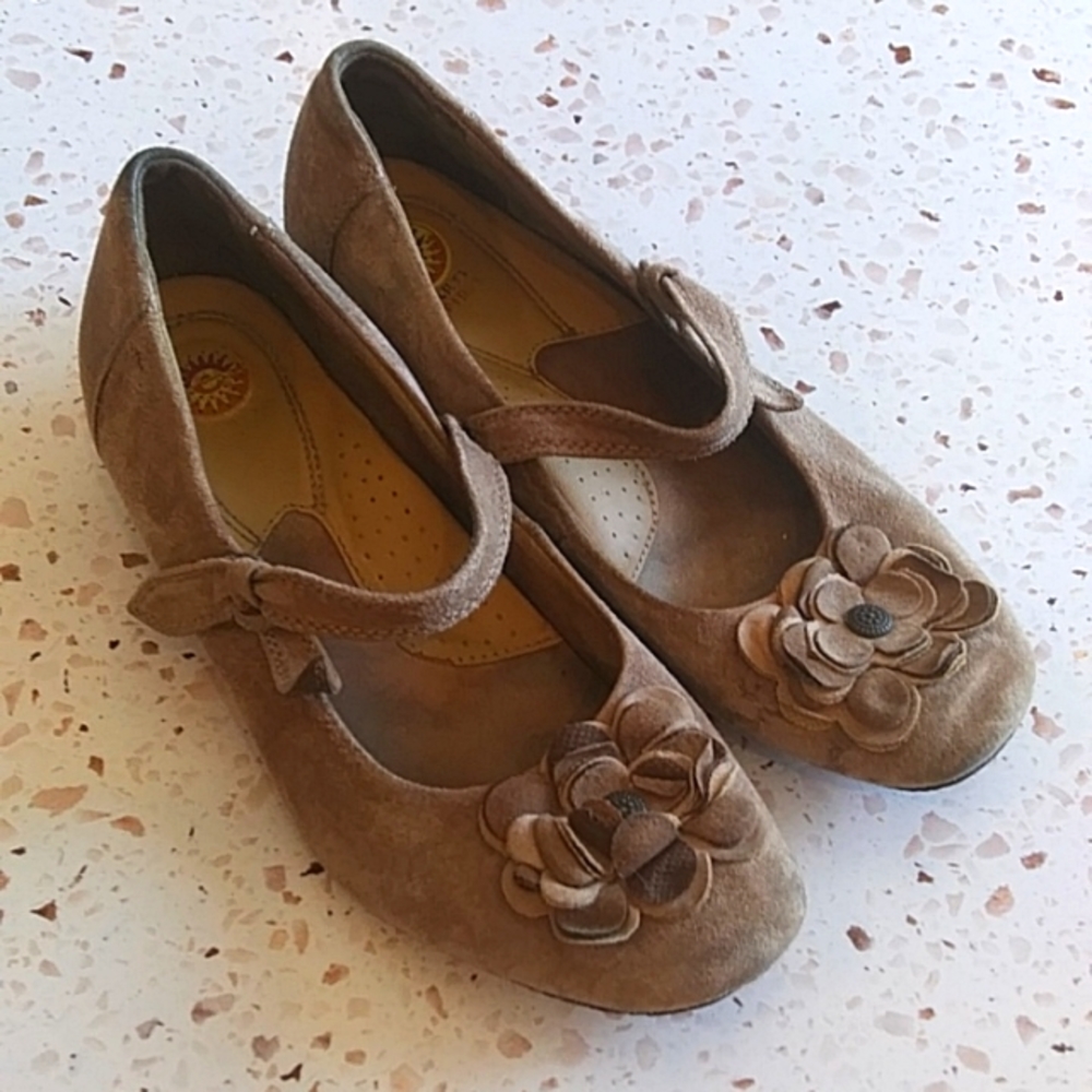 Earth Spirit | Tan Suede Flower Low Wedges | 9